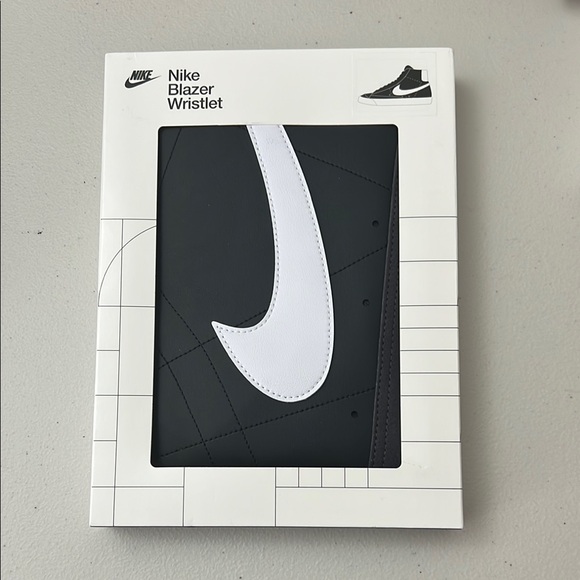 Nike Blazer Wristlet Clutch Bag Unisex Black, Black White - Picture 2 of 2